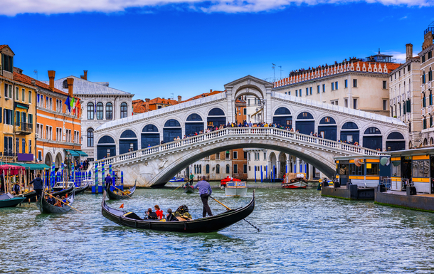 Rialtobrücke und Canal Grande in Venedig