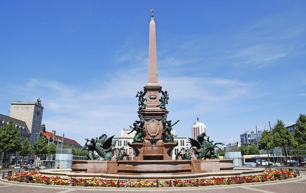 Mendebrunnen Sommer frontal