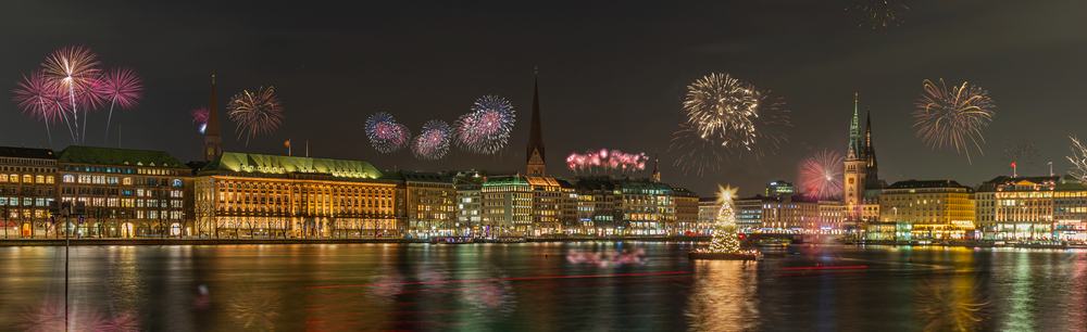 Panoramablick auf ein Feuerwerk über Hamburg