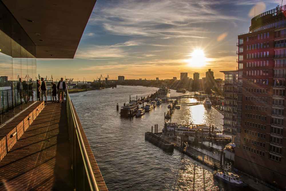 Hamburger Hafen von der Plaza der Elbphilharmonie aus gesehen, Deutschland