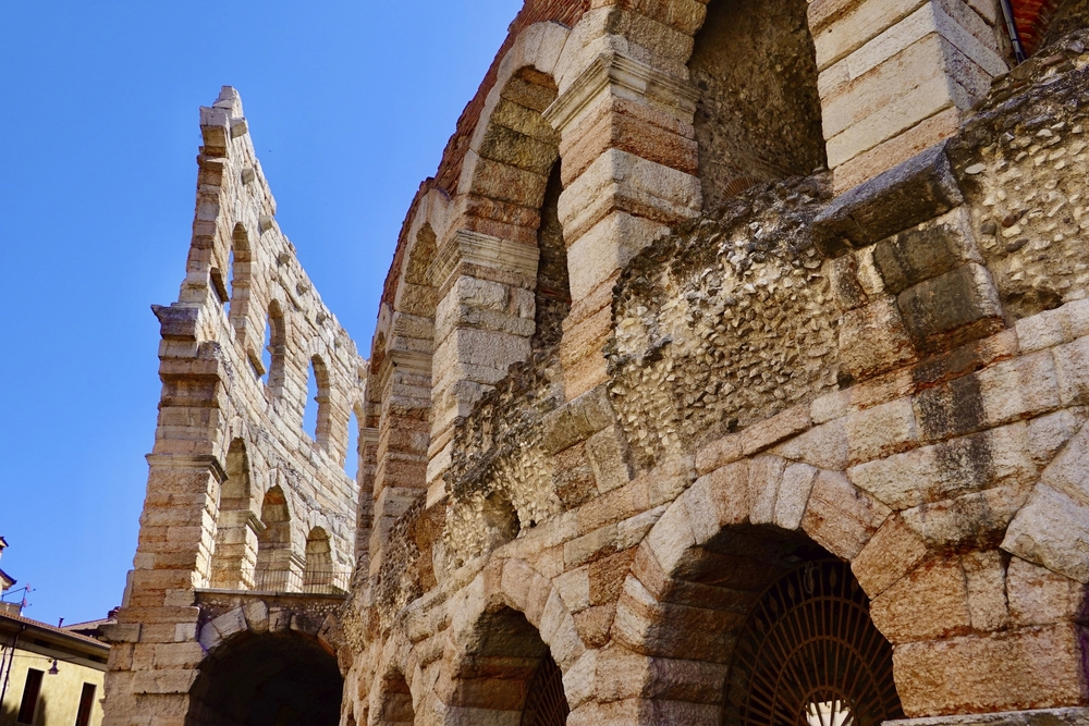 Nahblick auf die Außenmauer der Arena di Verona