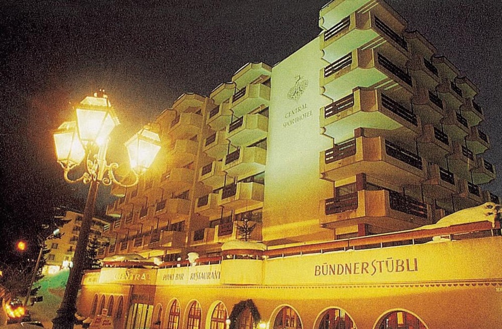 Außenansicht des Central Sporthotels in Davos bei Nacht