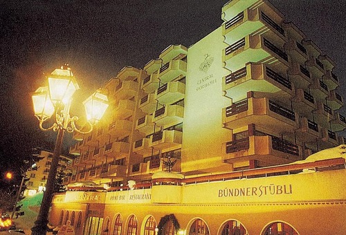 Außenansicht des Central Sporthotels in Davos bei Nacht