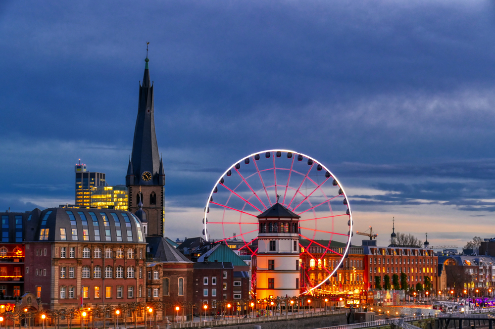 Stadtbild von Düsseldorf mit Riesenrad und Weihnachtsmarkt