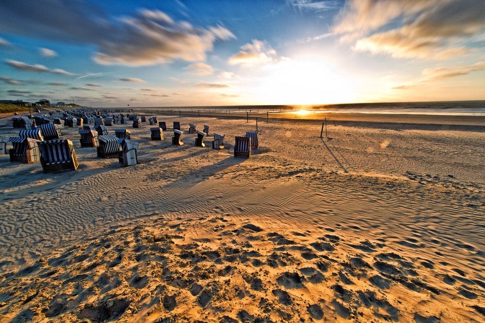 Strand mit Strandkörben auf Norderney mit Sonnenuntergang