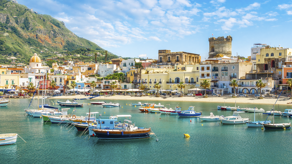 Küstenpanorama mit Fischerbooten auf Ischia