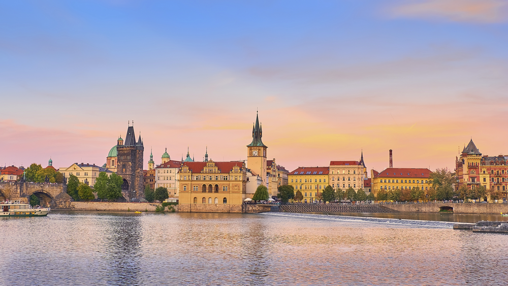 Romantisches Prager Flussufer. Panorama der Karlsbrücke und historische Gebäude am Fluss Moldau in Prag, Tschechien