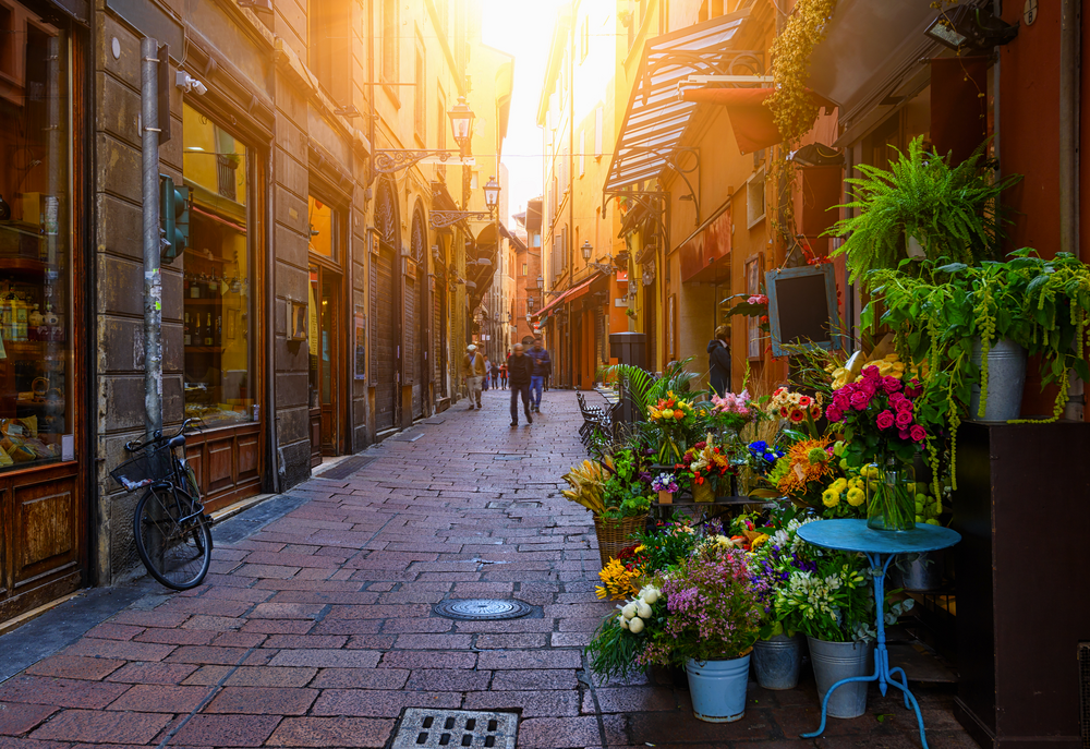 alte schmale Straße mit Blumenladen in Bologna