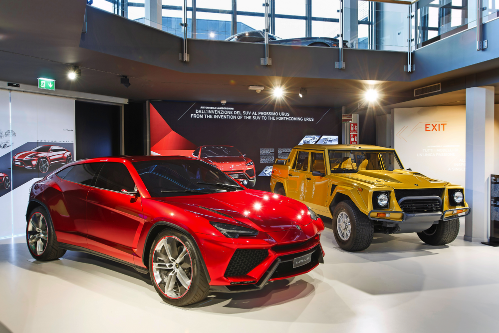 Rote und gelbe Lamborghini-SUVs im Lamborghini-Museum, moderne und klassische Modelle.