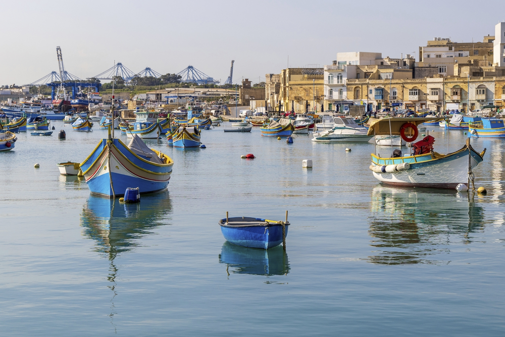 Malta, Marsaxlokk Marsaxlokk Hafen. Luzzijiet, Plural von Luzzu, bunte traditionelle maltesische Fischerboote