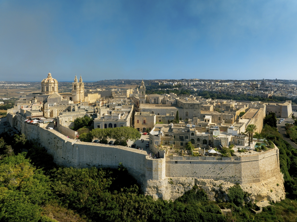 Panorama auf die Luftaufnahmen der Festung Mdina mit Blick auf Malta. Luftaufnahmen Blick auf Mdina Stadt. Country der alten Hauptstadt von Malta. Blauer Himmel und grüngelbe Felder
