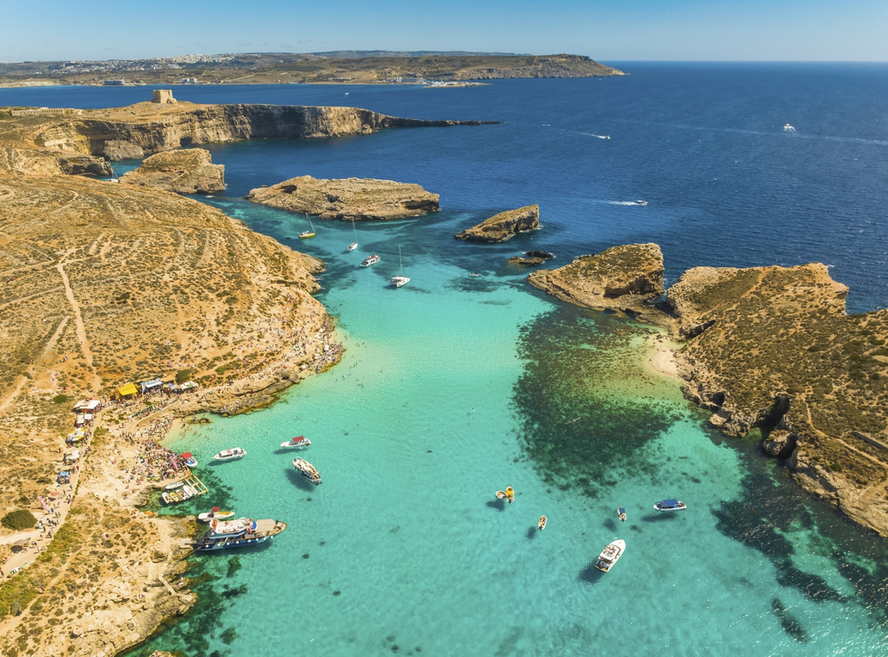 Drohnenansicht der Boote auf dem Meer, Comino Insel, Blue Lagoon und Crystal Lagoon. Malta
