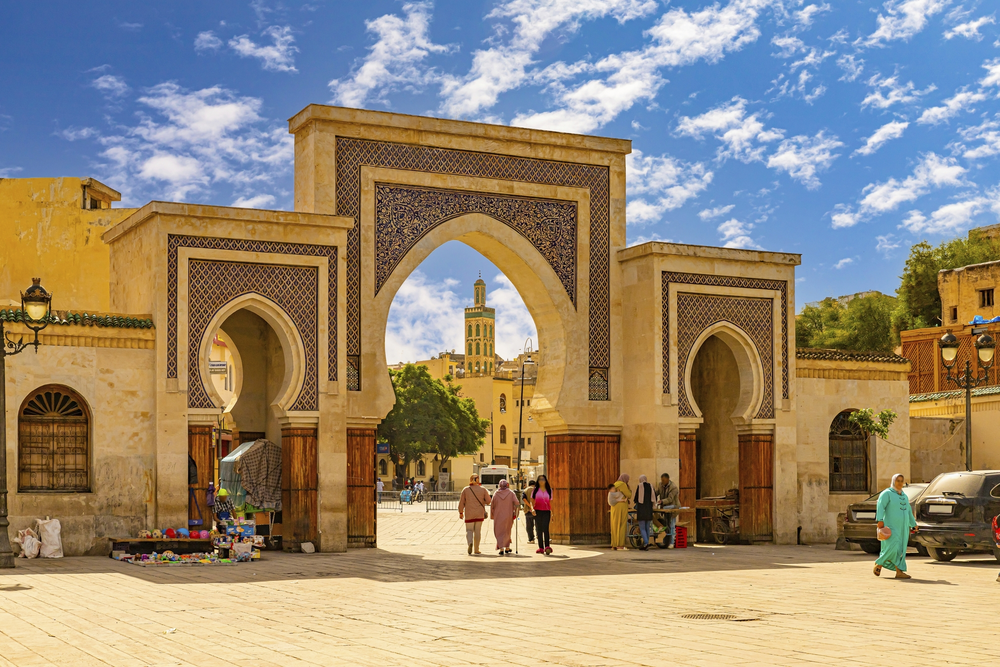 Stadttor Bab Bou Jeloud in Fès mit verzierten Bögen und Blick auf die Altstadt