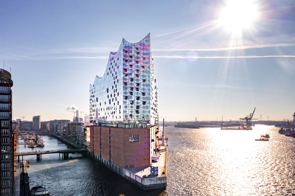 Außenansicht der Elbphilharmonie in Hamburg bei Sonnenschein