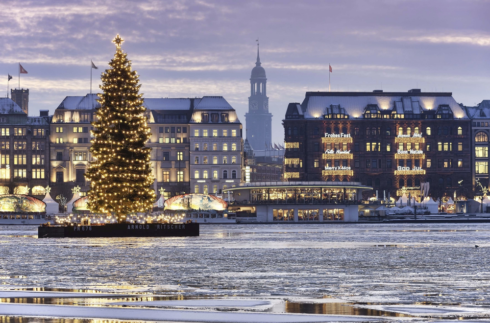 Weihnachtsbaum auf der Binnenalster in Hamburg